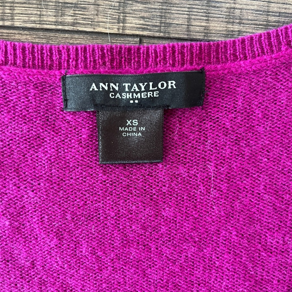 Ann Taylor Cashmere Sweater Womens XS Magenta Purple V-Neck Long Sleeve Pullover - Picture 3 of 5